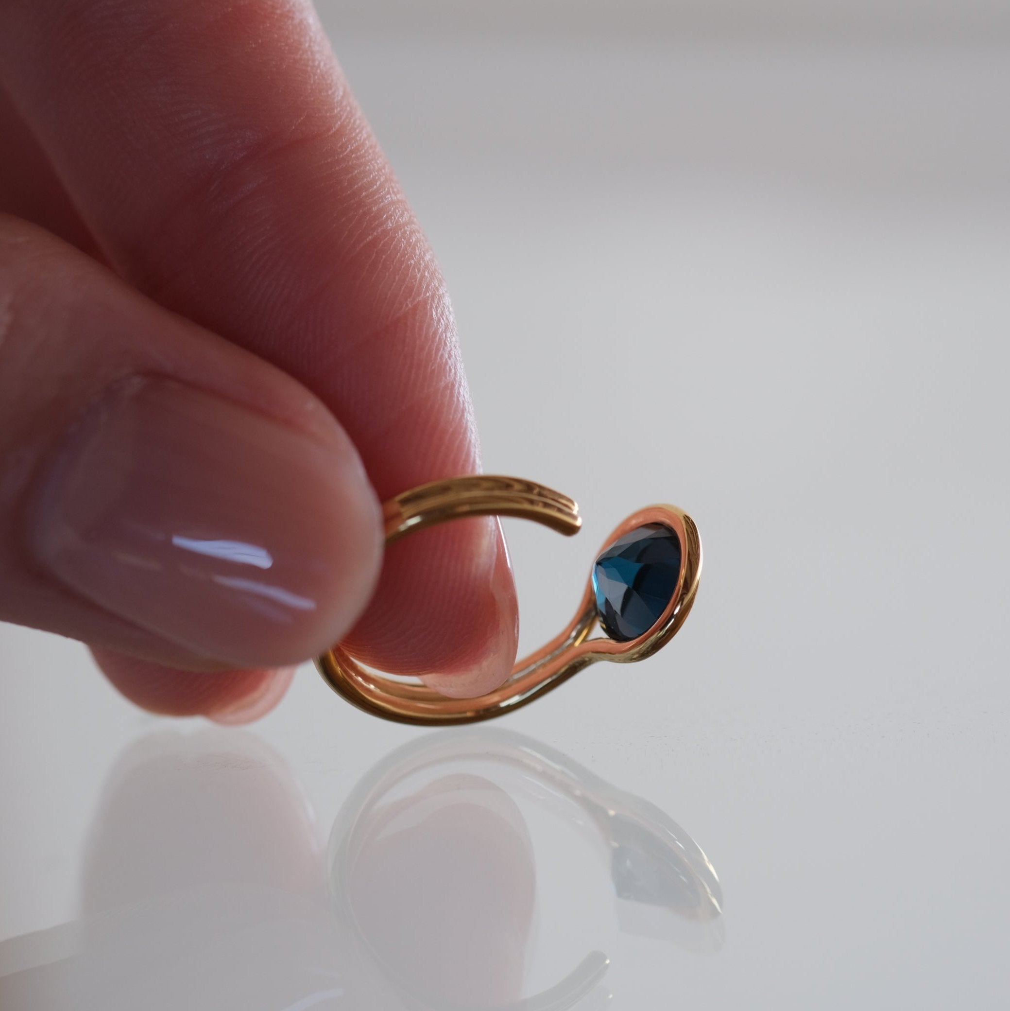 januka：ROUND EAR CUFF Blue Topaz