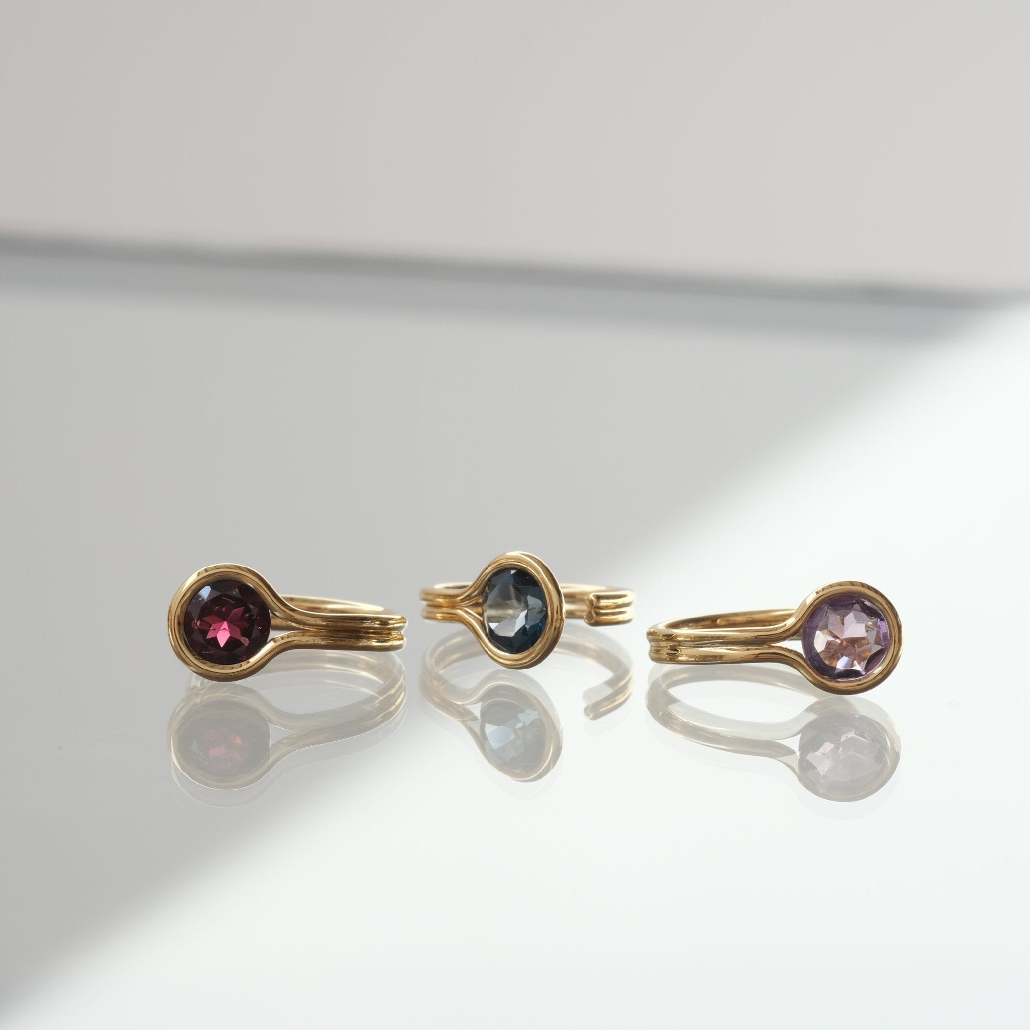 januka：ROUND EAR CUFF Blue Topaz