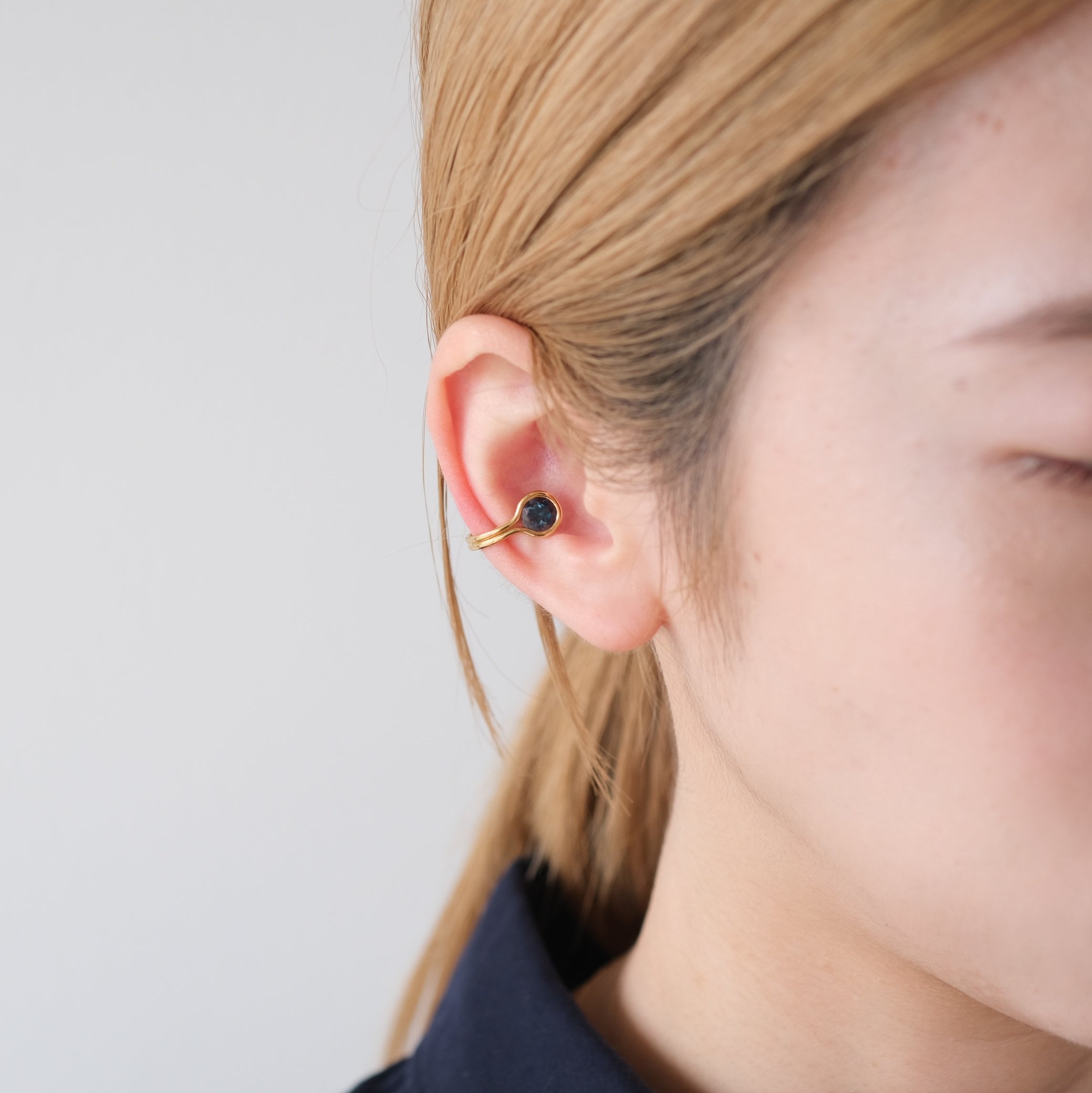 januka：ROUND EAR CUFF Blue Topaz