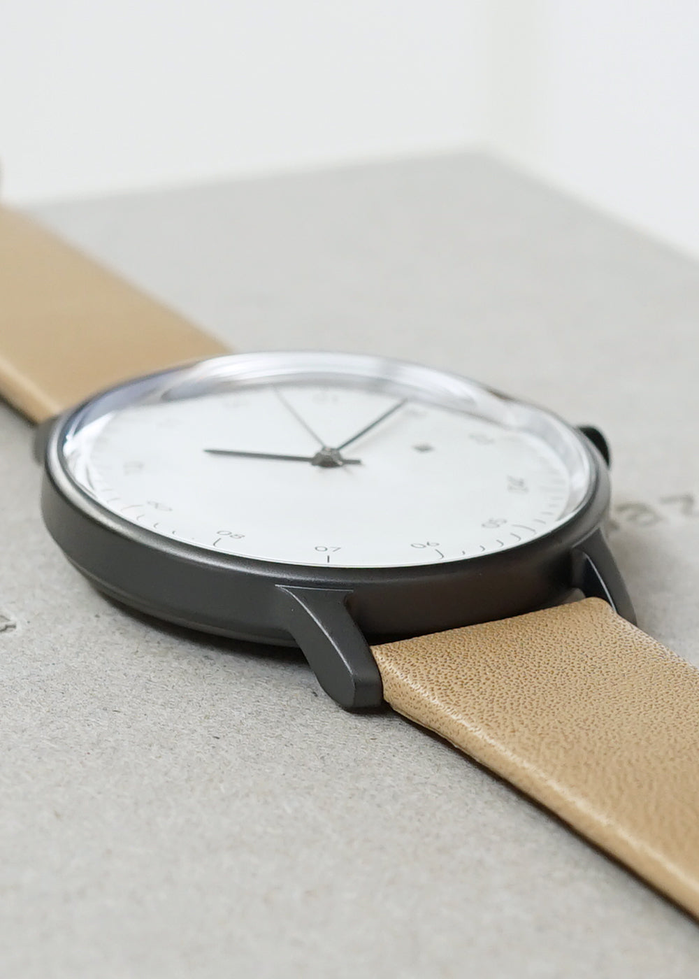 sazare SK01［No.01.04.00BE SS BLACK HONING FINISH / WHITE DIAL / BEIGE COW LEATHER］腕時計